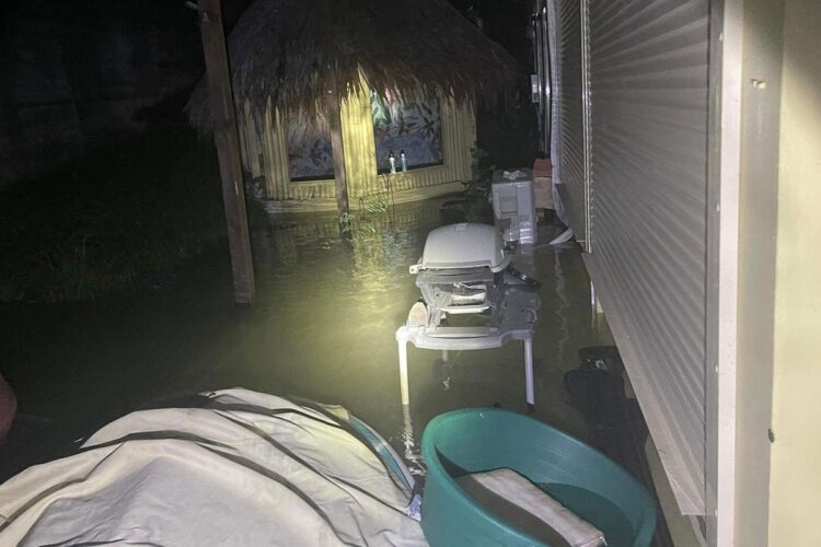 浸水するバヌアツの住宅