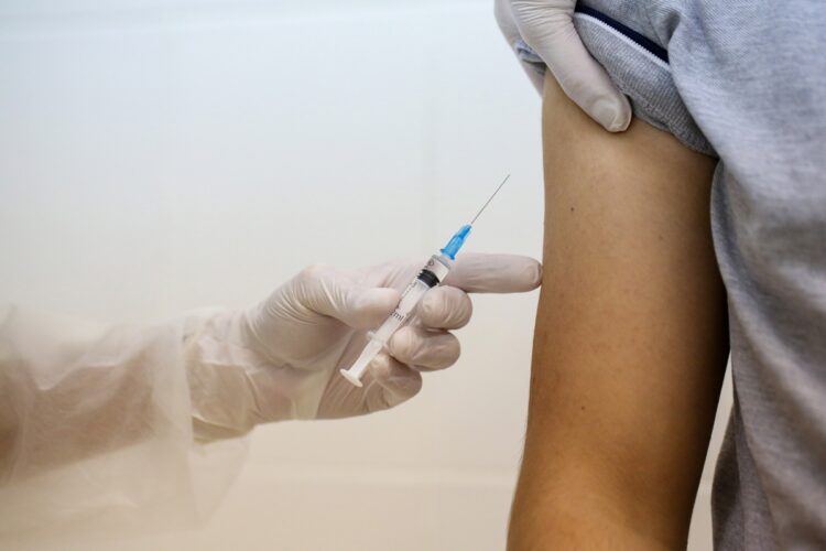 接種とともにさまざまな症状が出ている人がいる（写真／Getty Images）