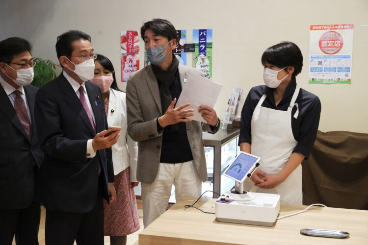 ワクチンパスポートを導入した飲食店を視察する岸田首相。仕事や日常生活への影響を懸念して接種に踏み切った人も少なくない（時事通信フォト）