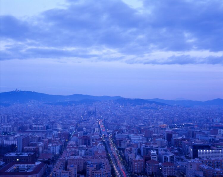 バルセロナの夜明け。中央左にサグラダファミリア教会が見える（撮影／宮本敏明）