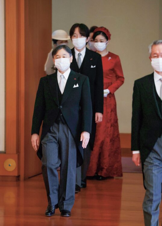 陛下は14日には、学問の第一人者から講義を受けられる「講書始の儀」に秋篠宮さまや佳子さまらとご出席。開発経済学や人工知能についての講義に、熱心に耳を傾けられた(時事通信フォト)