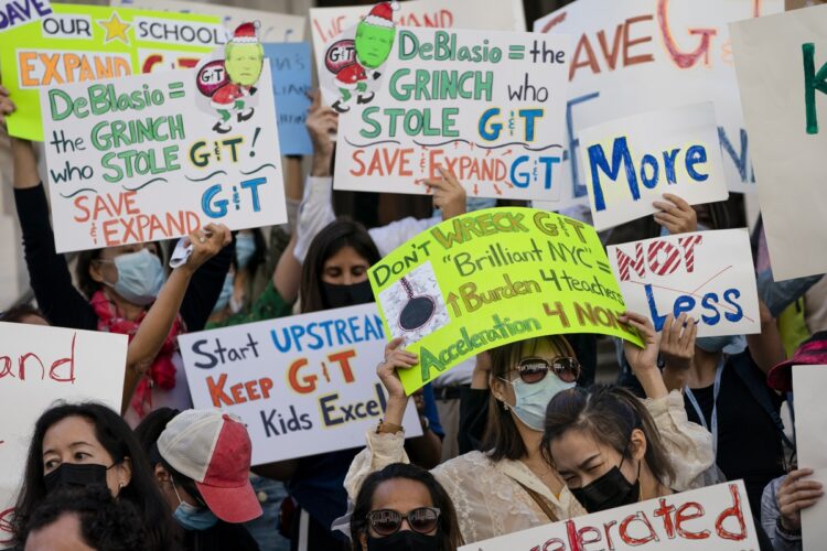 アメリカはギフテッド教育先進国。昨年10月、ニューヨーク州にて、ギフテッドへの教育プログラムの縮小計画が持ち上がった際、反対デモが起こった（写真／AFLO）