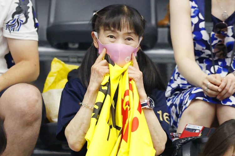 2021年6月、体操全日本種目別で息子・航平を見守る母・周子さん（時事通信フォト）