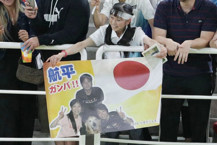 リオ五輪で声援を送った周子さん（時事通信フォト）