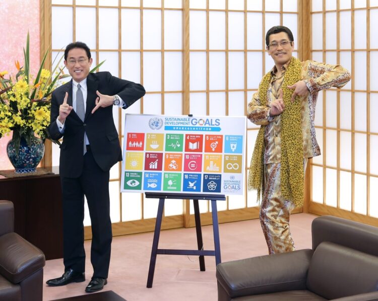 2017年7月、「持続可能な開発目標（SDGs）」のPRのためピコ太郎さんが岸田文雄外相（当時）を表敬訪問（イメージ、Sipa USA/時事通信フォト）
