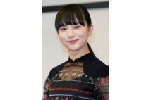 切れ味鋭い演武を見せた清原果耶(時事通信フォト)