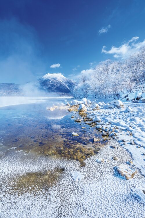 北海道・阿寒湖と雄阿寒岳（撮影／縄手英樹）