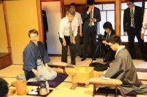 冷却シートは頭を冷やして集中力を高めるために貼っているという(左から羽生九段、永瀬王座/筆者撮影)