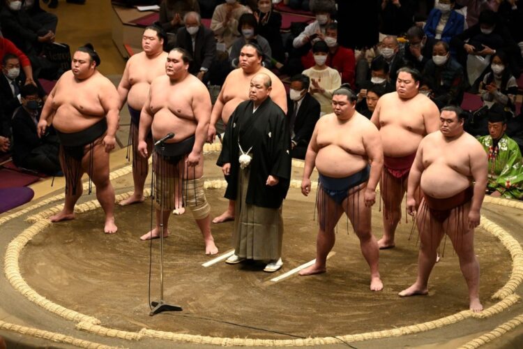 協会としての対応が問われている（中央が八角理事長。写真／雑誌協会）