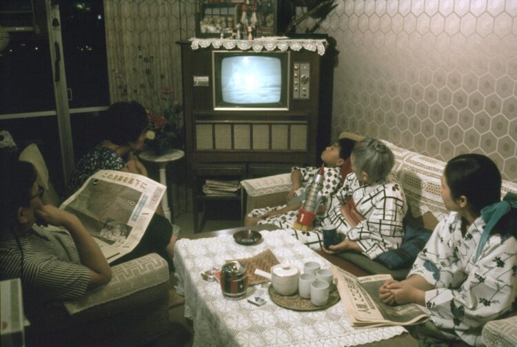 かつてテレビは家族で視聴されていた。1969年7月、月面に着陸した米宇宙飛行士の様子をテレビで見る日本人の一家（時事通信フォト）