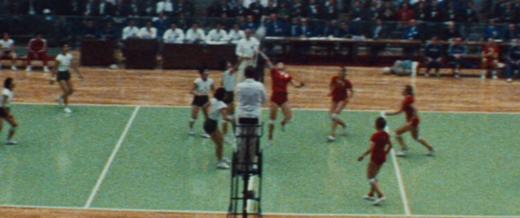 1964年10月23日、東京・駒沢屋内競技場での決勝戦第3セット。ソ連はマッチポイントの日本を13対14まで追い上げたが、ネット際の応酬でオーバーネットし、東洋の魔女が金メダルを決めた（写真／（C）UFO Production）