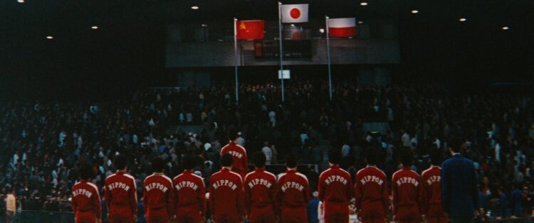 東京五輪の表彰式。バレーボールが五輪の正式種目となったのも東京五輪から。国民に向け、河西は金メダルを高々と掲げ、万雷の拍手を浴びた（写真／（C）UFO Production）