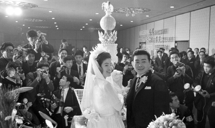 五輪の約4か月後、メンバーの中で最も早く結婚した半田百合子。披露宴は100ほどの報道陣が詰めかけ、テレビ放送された（写真／共同通信社）