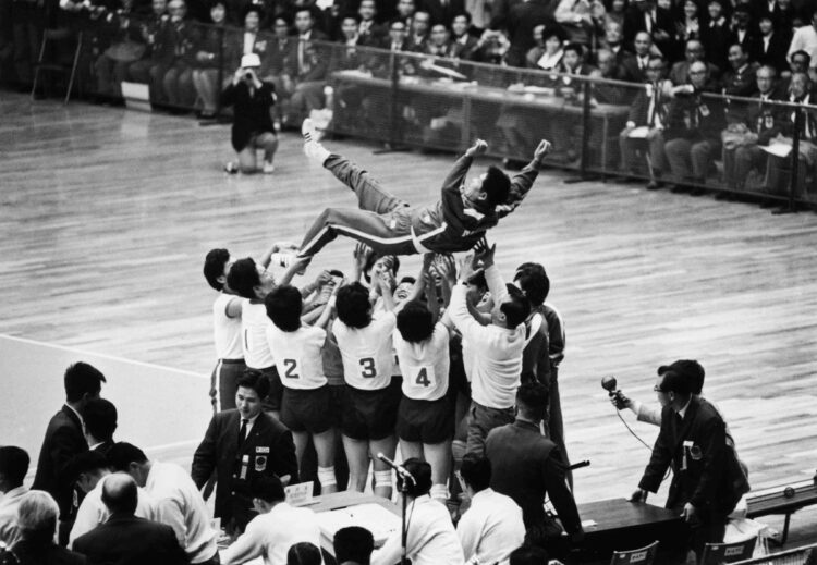 1964年の東京五輪では圧倒的な強さで「赤い旋風」と恐れられたソ連をねじ伏せ、全勝で金メダルを獲得。魔女たちは涙ながらに大松監督を胴上げした