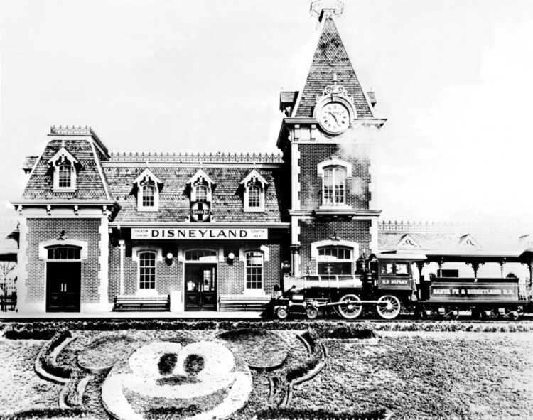 1955年頃、米・カリフォルニア州アナハイムのディズニーランド正面玄関（AFP＝時事）