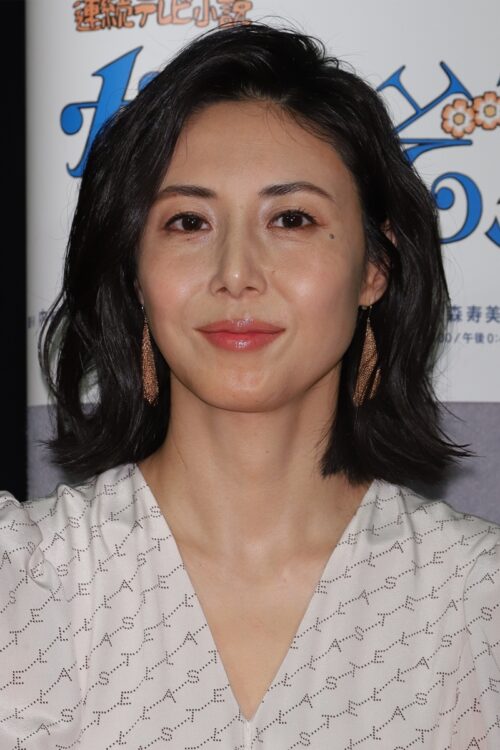 『となりのチカラ』に出演の松嶋菜々子は、白髪まじりのチリチリパーマのヘアスタイルを披露