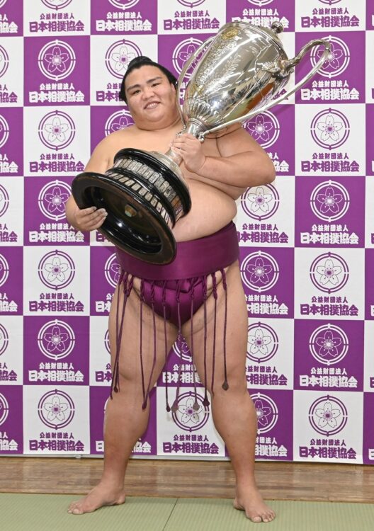 初場所優勝で大関昇進、場所後に結婚を発表した御嶽海（時事通信フォト）