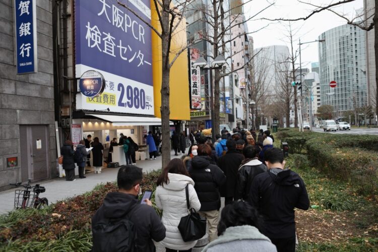 PCR検査センターの前に並ぶ人が長い行列を作っていた。1月25日、大阪市北区（時事通信フォト）