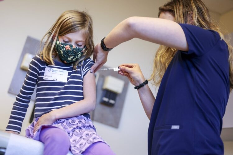 ファイザー製新型コロナウイルスワクチンの接種を受ける子供。アメリカ・デンバー（イメージ、AFP＝時事）