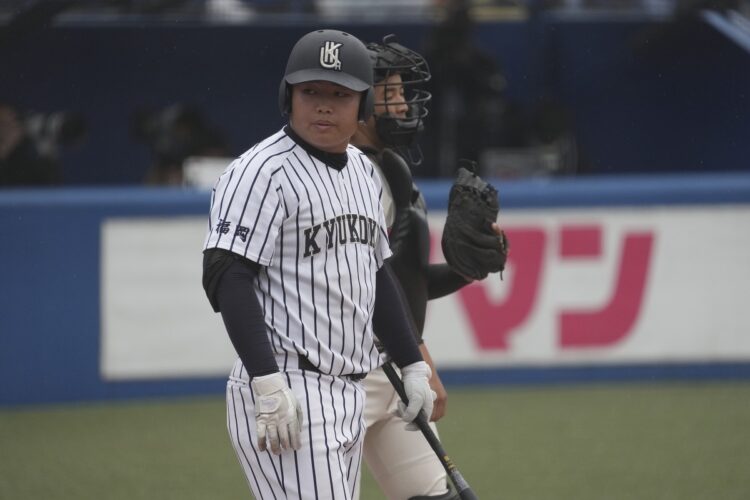 打席に入る佐倉には風格も漂う(撮影・藤岡雅樹)