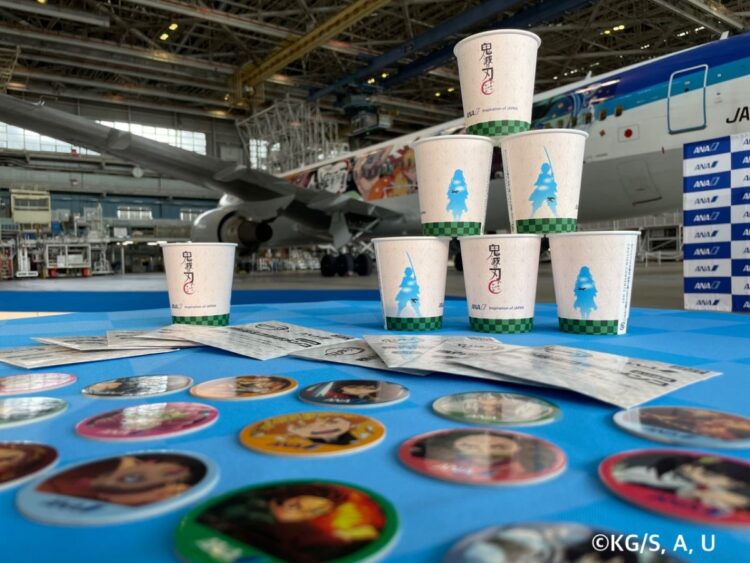 機内では『鬼滅の刃』とのコラボグッズが楽しめる。