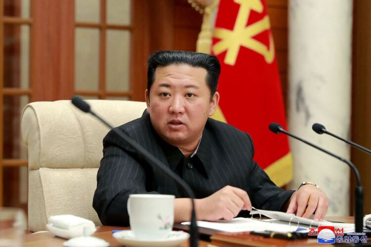 ミサイル実験を連発する金正恩氏（AFP=時事）