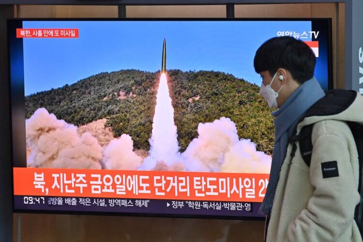 ソウルの鉄道駅で北のミサイル発射のニュースを見る韓国の若者（AFP=時事）