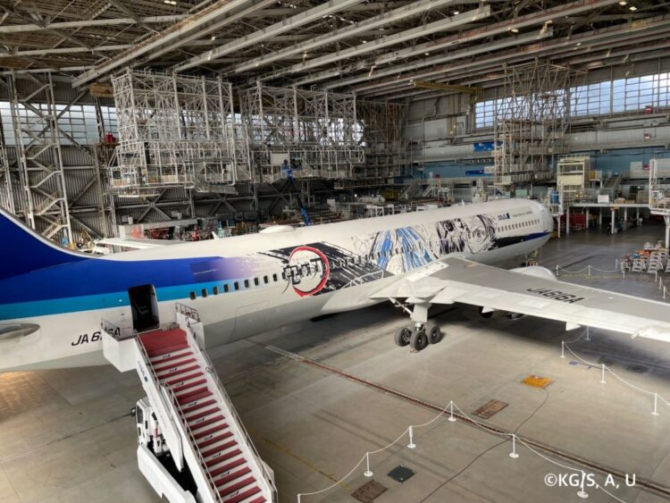 機内アナウンスでは、炭治郎が副操縦士として登場する