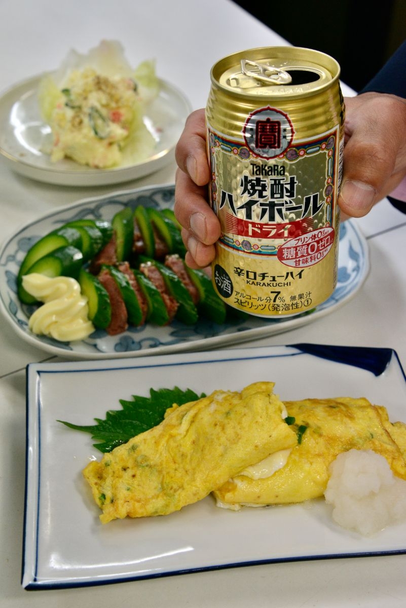 昔懐かしい味の手料理とともに客らを和ませる酒は、いつも『焼酎ハイボール』