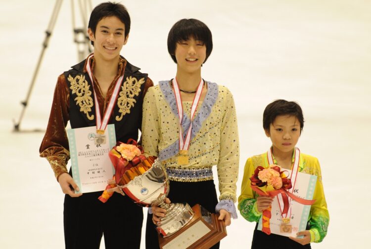 全日本ジュニア選手権（2009年）2連覇。写真左から中村健人、羽生、宇野昌磨（写真／アフロ）