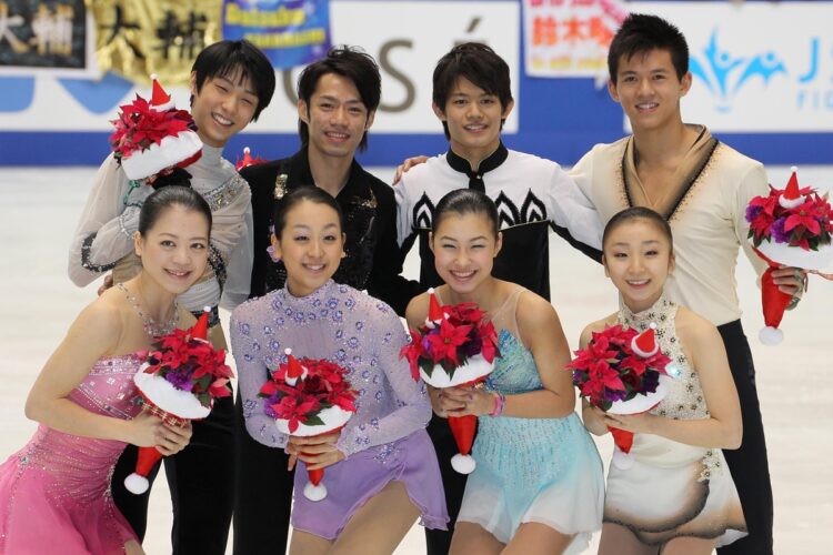 2011年の全日本選手権。上段左から羽生、高橋大輔、小塚崇彦、マーヴィン・トラン、下段左から鈴木明子、浅田真央、村上佳菜子、高橋成美（写真／アフロ）