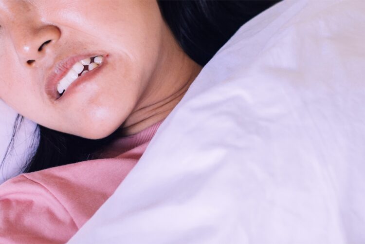 寝ている間の歯ぎしりが病気を引き起こすことも（写真はイメージ）
