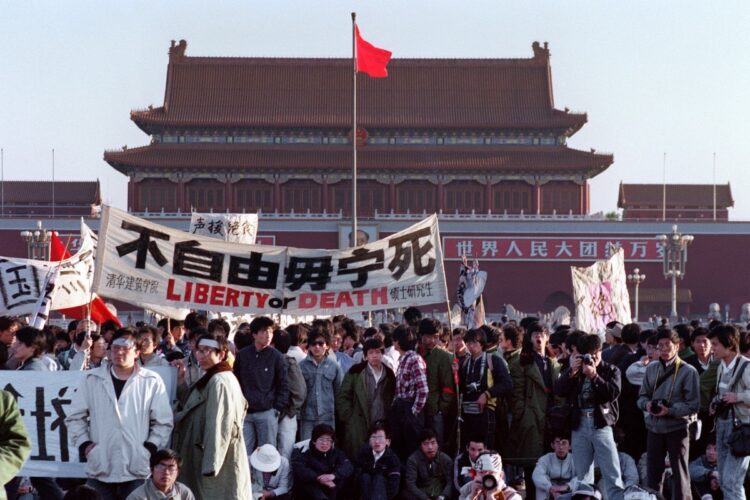 1989年5月、学生と市民たちは、民主化を求めて天安門広場で大規模な集会を開いた。6月4日、「北京の春」と呼ばれた民主化要求デモに対し軍隊が武力行使し多数の死傷者を出す「天安門事件」が起きた（AFP＝時事）