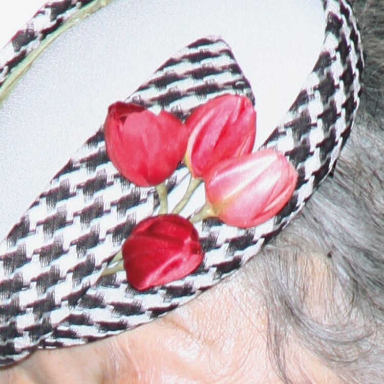 訪問先によって選ばれていたという、帽子を彩る花（コサージュ）。美智子さまは差し色を”第3の色”と呼んでいらしたという（写真／雑誌協会代表取材）