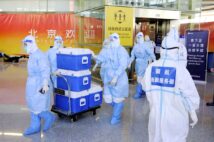空港スタッフも終了までバブルから一歩も出られない（共同通信フォト）
