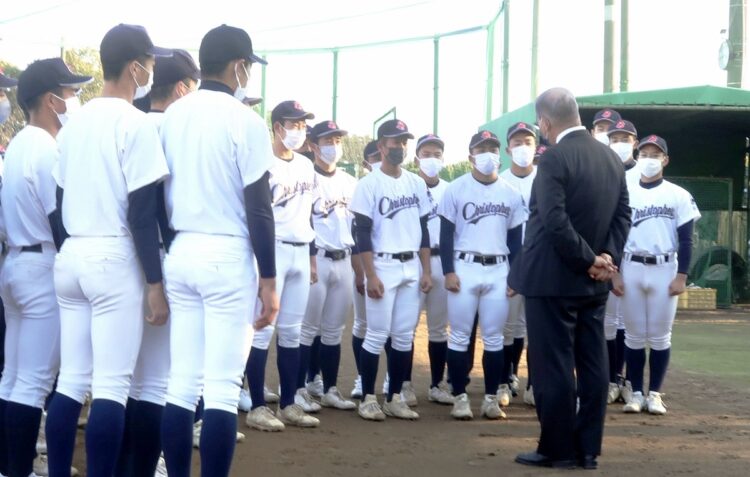 選手たちに落選の一報を告げた上村監督（写真・共同通信社）
