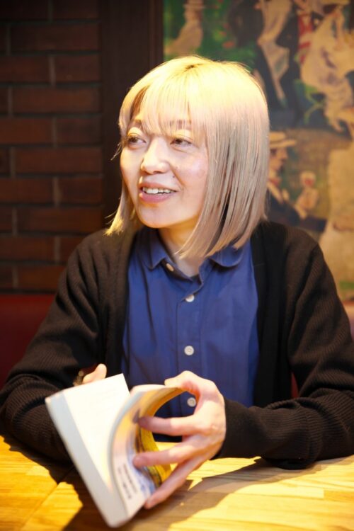書店員の新井見枝香さんが話題の本『ママがもうこの世界にいなくても』について語る