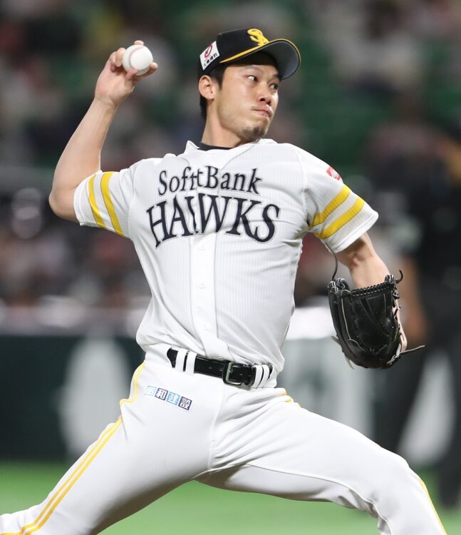 昨季は2勝5敗6セーブ14ホールド、防御率4.17だった岩崎翔(写真は昨年5月。時事通信フォト)