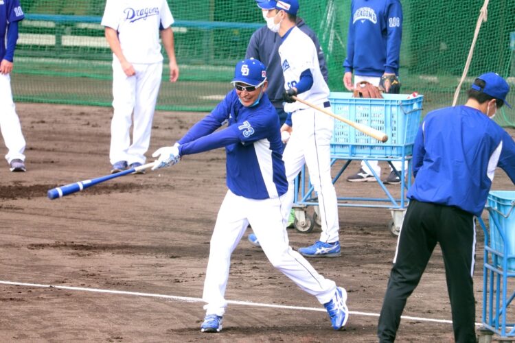 中日は12球団唯一支配下枠の新外国人の獲得発表がない(中央は立浪監督。時事通信フォト)