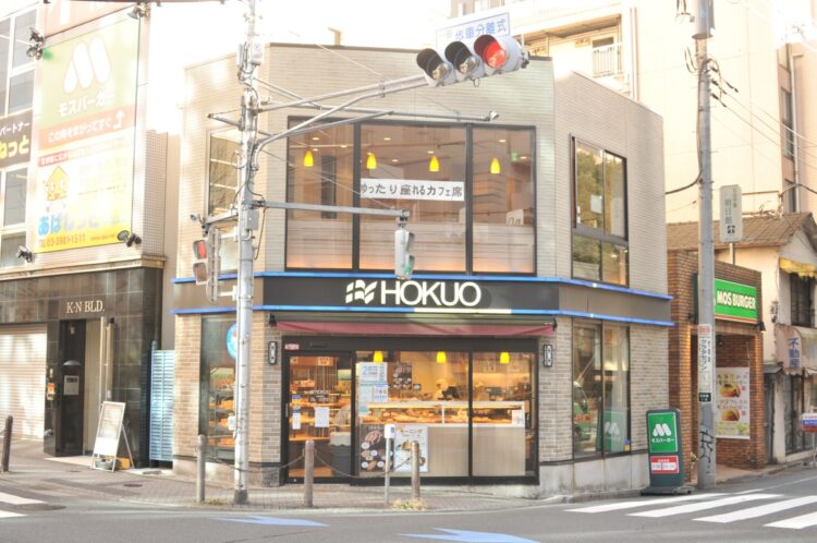 HOKUO池袋西口店は、JR池袋駅西口から徒歩2分。同店はドンクに譲渡される店舗ではないため、今後が注目される