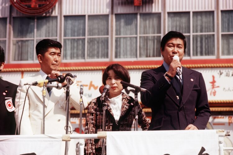 初めての都知事選では美濃部亮吉に敗れた（1975年に石原氏の選挙応援に駆けつけた弟・裕次郎氏／時事通信フォト）