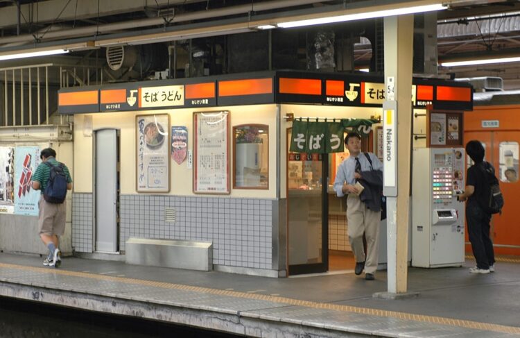 駅構内の蕎麦屋も姿を消しつつある(イメージ、時事通信フォト)