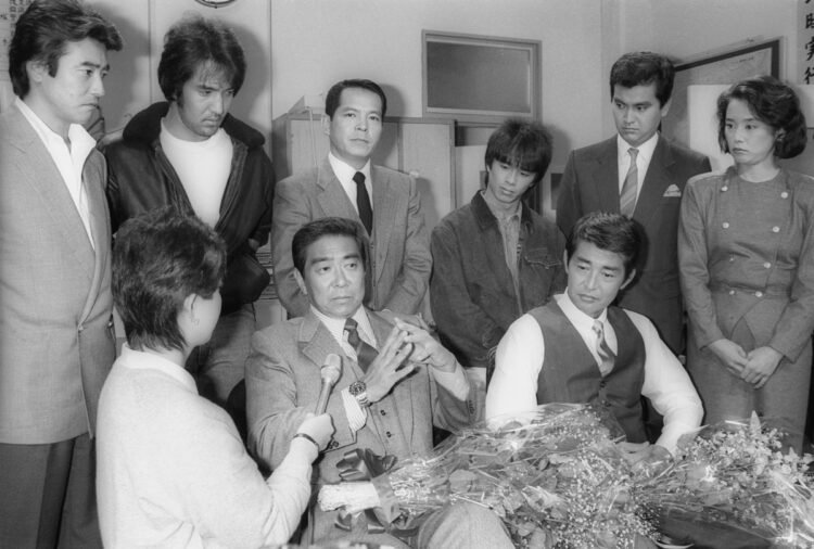 1986年『太陽にほえろ！』の撮影を終え、記者会見する裕次郎さん（写真／共同通信社）