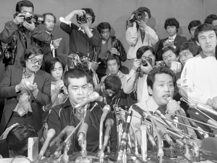 軍団のステージが変わるきっかけに(1981年、裕次郎さんの手術結果を報告する渡さんと小林正彦専務。写真/共同通信社)