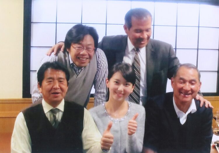 岡山では今でもスター（2014年岡山放送局時代の和久田アナと高校野球解説者たち。右上が綾野氏）
