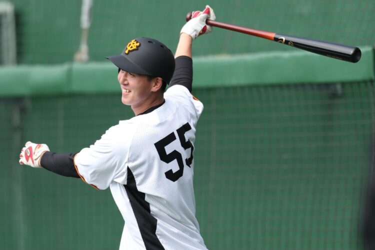 2年目の秋広優人も外野守備に挑戦し、レギュラーの座を狙っている（時事通信フォト）