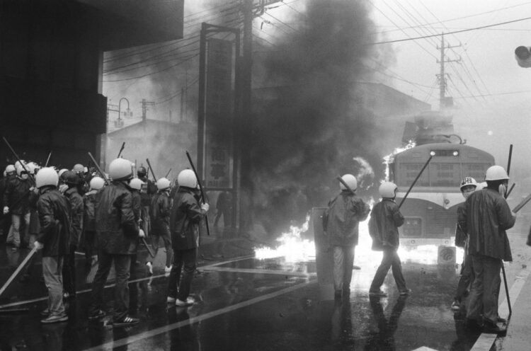 1985年10月、千葉・成田市の三里塚交差点。過激派の火炎瓶攻撃で炎上する警察の放水車（時事通信フォト）