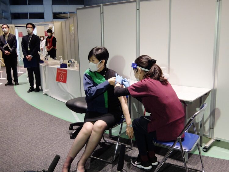 2月7日、東京都の小池百合子知事は新型コロナウイルスワクチン3回目の接種を受けた（時事通信フォト）