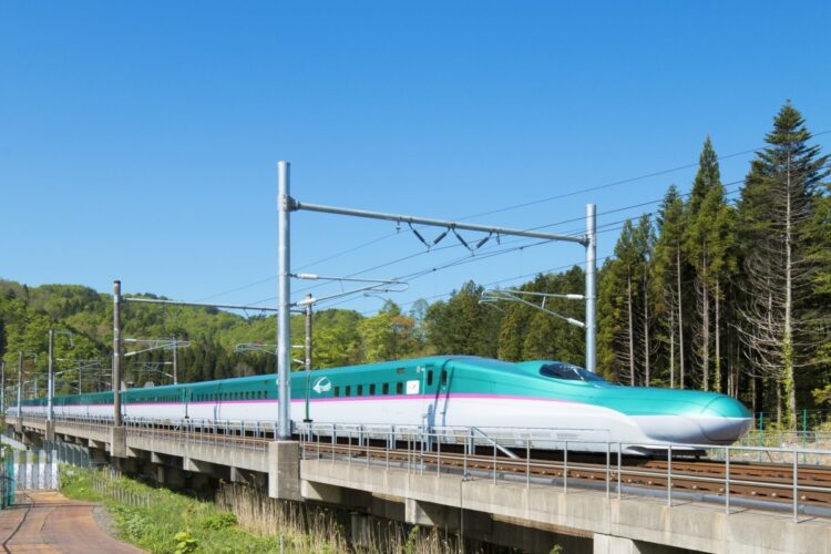 北海道知内町を通過する北海道新幹線（時事通信フォト）