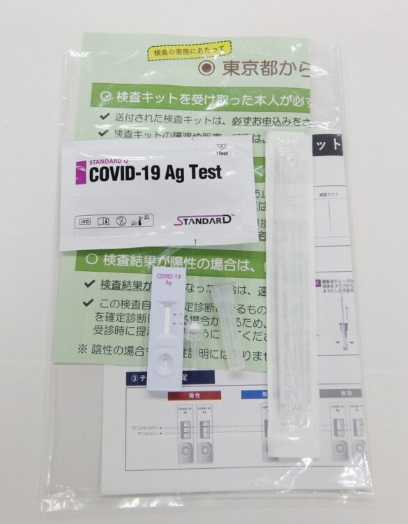 PCR検査キットが不足をうけ、東京都は自宅待機の濃厚接触者向けに抗原検査キットを無料配布する（時事通信フォト）